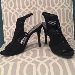 Material girl sandal style open toe booties size 9